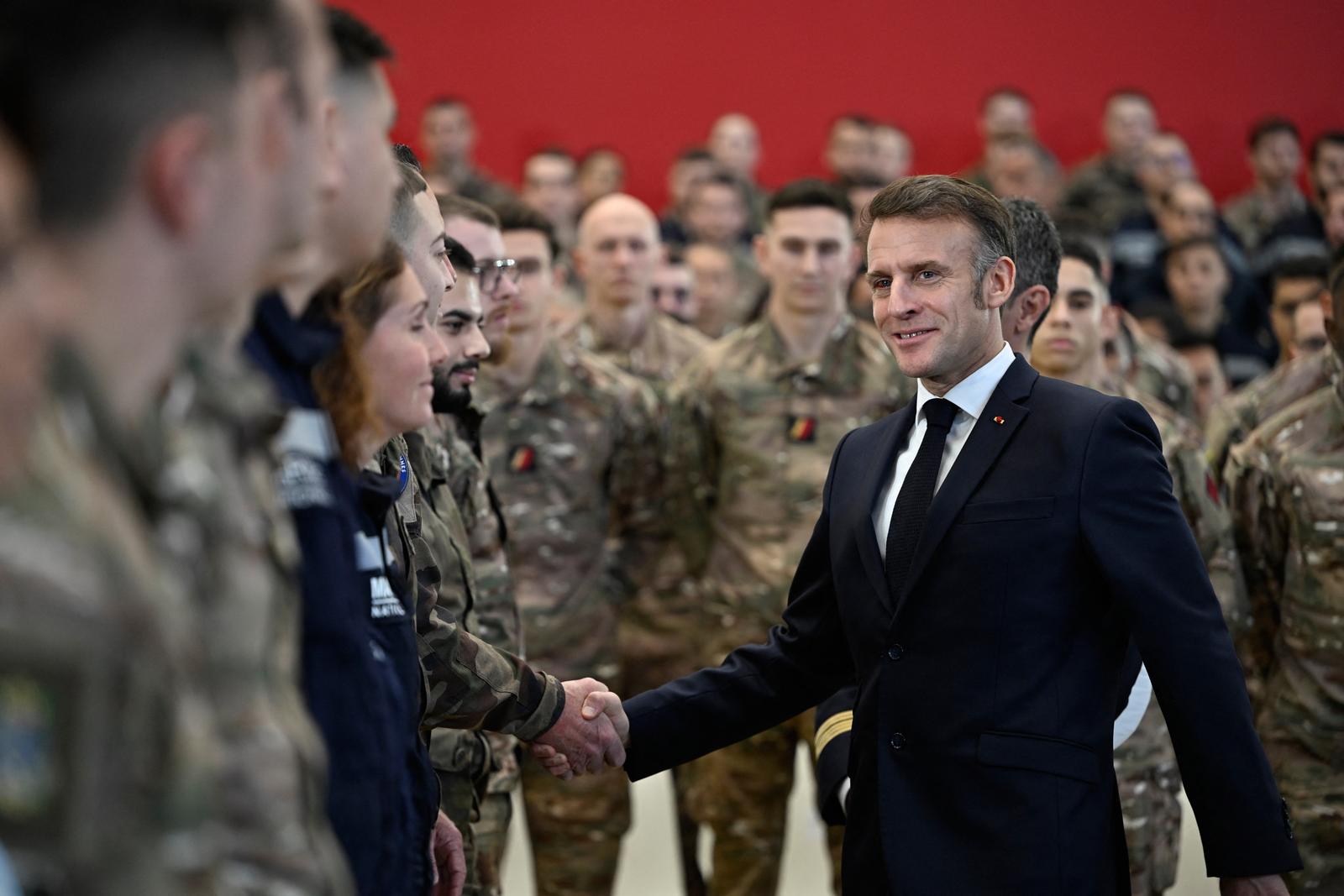 Le président français Emmanuel Macron serre la main à des soldats après avoir prononcé son discours de Nouvel An aux forces armées sur la base aérienne militaire d'Istres, dans le sud de la France, le 15 janvier 2026.