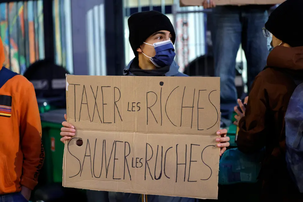 Paris, 18 septembre 2025. Un étudiant bloque l’entrée du lycée Maurice-Ravel avec une pancarte lors d’une journée de grèves et manifestations nationales à l’appel des syndicats, mobilisés contre le projet de budget jugé austéritaire.