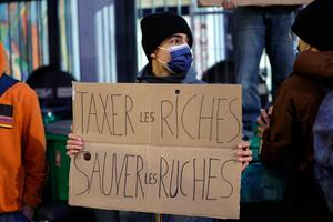 Paris, 18 septembre 2025. Un étudiant bloque l’entrée du lycée Maurice-Ravel avec une pancarte lors d’une journée de grèves et manifestations nationales à l’appel des syndicats, mobilisés contre le projet de budget jugé austéritaire.