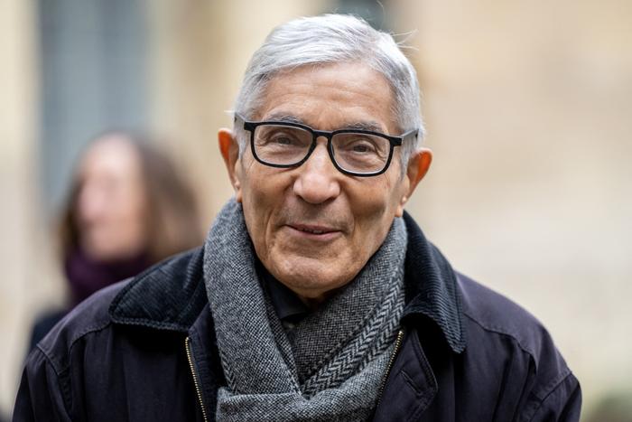 L'écrivain franco-algérien Boualem Sansal arrive à l'Académie française à Paris le 4 décembre 2025 pour assister à la cérémonie du prix Cino del Duca.