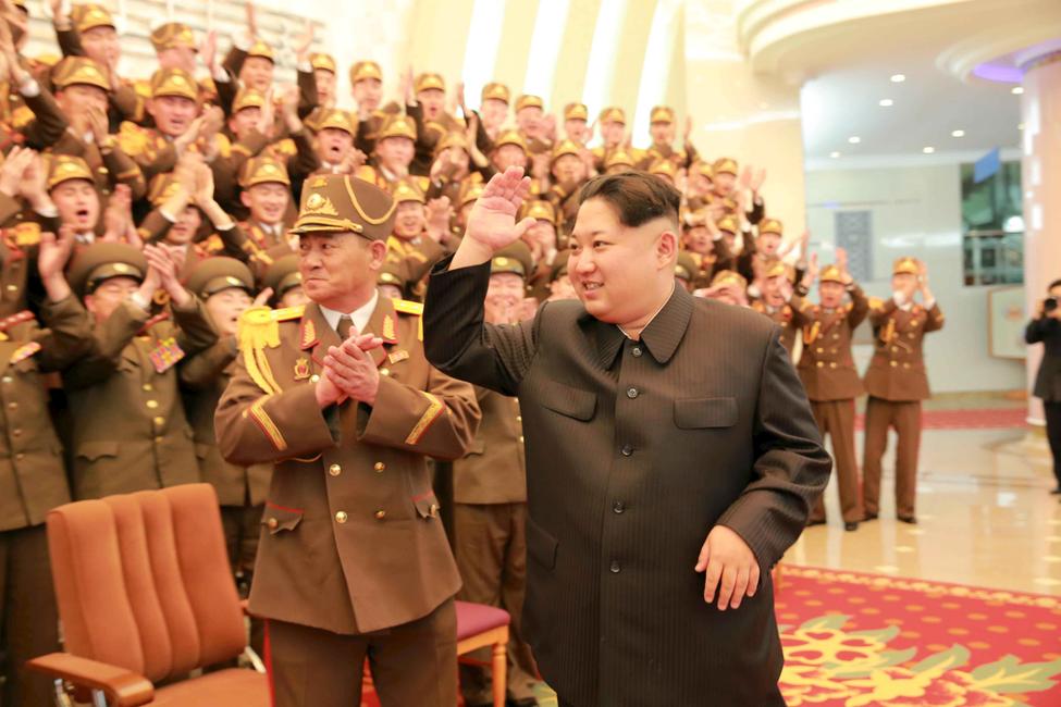 Kim Jong-un avec des militaires.