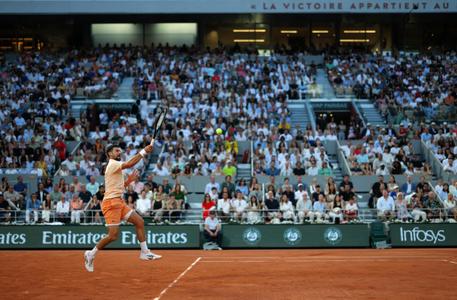 Le Serbe Novak Djokovic effectue un retour de coup droit face au Français Giovanni Mpetshi Perricard lors de leur match de simple messieurs le premier jour du tournoi de tennis de Roland-Garros sur le court Philippe-Chatrier au complexe de Roland-Garros à Paris le 24 mai 2026.