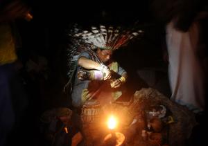 Un indien Huni Kui prépare un breuvage connu sous le nom de "pae nixi" ou "ayahuasca" pour un rituel de guérison dans le village de Novo Segredo près de la rivière Envira au nord-ouest du Brésil , le 8 Mars 2014.