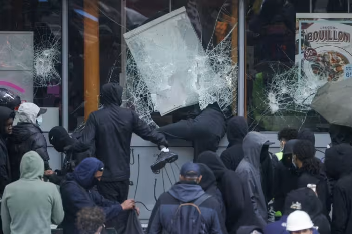 La devanture d'un magasin Picard brisée par des casseurs lors de la journée du 17 octobre 2026 à Paris.