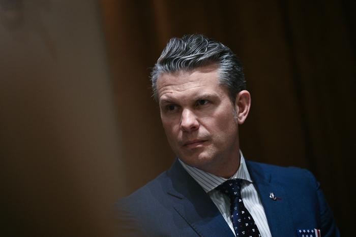 Le secrétaire américain à la Défense Pete Hegseth dans la salle du Cabinet de la Maison Blanche, à Washington DC, le 17 avril 2025.