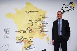 Christian Prudhomme, directeur du Tour de France, pose devant la carte du parcours de l'épreuve féminine lors de la présentation officielle des tracés des Tours de France masculin et féminin 2026, à Paris, le 23 octobre 2025. (Image d'illustration)