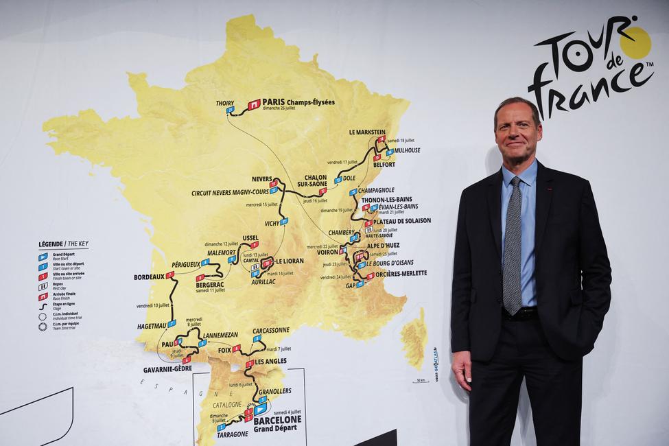 Christian Prudhomme, directeur du Tour de France, pose devant la carte du parcours de l'épreuve féminine lors de la présentation officielle des tracés des Tours de France masculin et féminin 2026, à Paris, le 23 octobre 2025. (Image d'illustration)