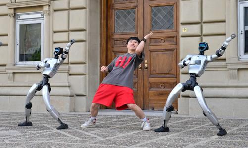 La danseuse de rue chinoise Wu Yufei se produit aux côtés des robots humanoïdes d'Unitree Robotics lors d'une démonstration à Pasadena, en Californie, le 17 septembre 2026, avant leur prestation lors de la finale de la saison 21 d'« America's Got Talent » le 22 septembre. Les robots humanoïdes d'Unitree ont attiré l'attention internationale grâce à leurs capacités acrobatiques et de plus en plus avancées, notamment les saltos arrière, le kung-fu et d'autres numéros. Les machines de l'entreprise chinoise de robotique feront leur apparition dans l'émission de télévision américaine « America's Got Talent » le 22 septembre 2026.