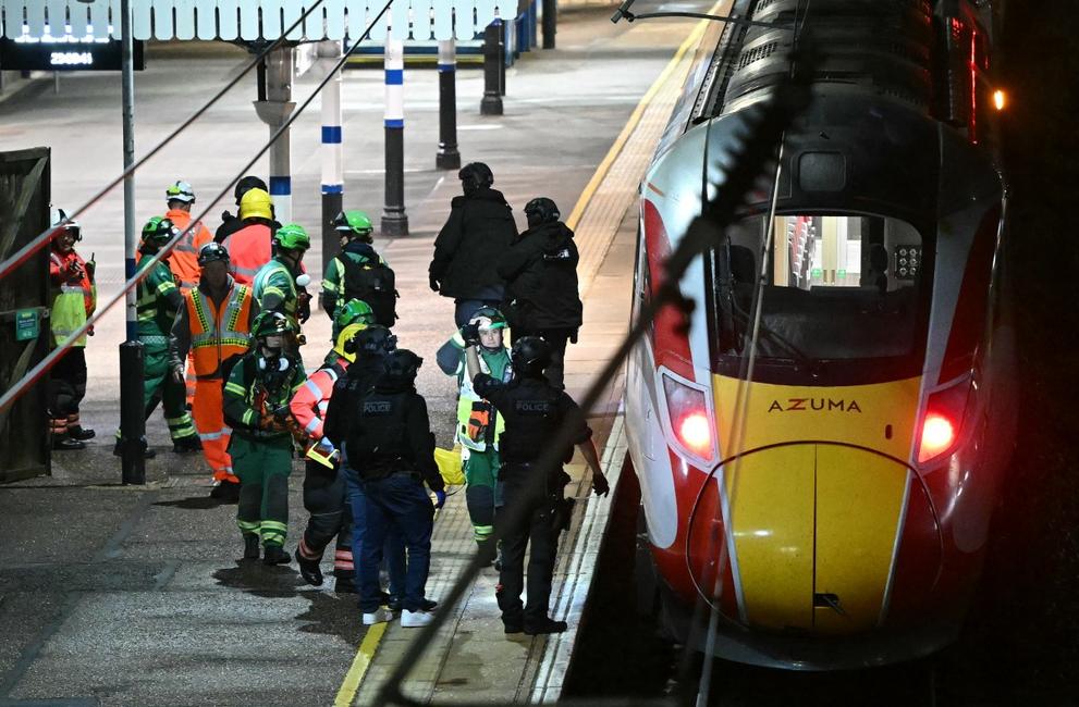 Des policiers et des membres des services d'urgence travaillent aux côtés d'un train Azuma de la LNER à la gare de Huntingdon, dans l'est de l'Angleterre, le 1er novembre 2025, suite à une agression au couteau à bord d'un train.