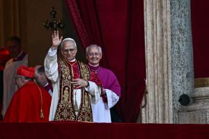 Le pape nouvellement élu Léon XIV, Robert François Prévost, s'adresse à la foule depuis le balcon principal de la loggia centrale de la basilique Saint-Pierre pour la première fois, après la fin du conclave des cardinaux, au Vatican, le 8 mai 2025.