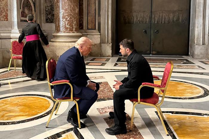 Le président ukrainien Volodymyr Zelensky rencontre le président américain Donald Trump en marge des funérailles du pape François à la basilique Saint-Pierre du Vatican.