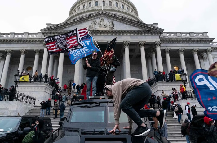Des partisans de Donald Trump manifestent à l’extérieur du Capitole, à Washington, le 6 janvier 2021.