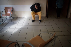 Un homme patiente dans une salle d'attente pour une consultation en psychiatrie (image d'illustration).
