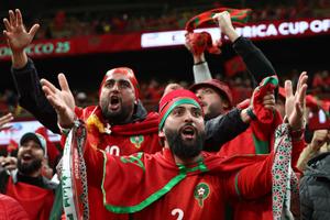 Les supporters marocains acclament leur équipe avant la demi-finale de la Coupe d'Afrique des Nations (CAN) de football opposant le Nigeria au Maroc au stade Prince Moulay Abdellah de Rabat, le 14 janvier 2026.