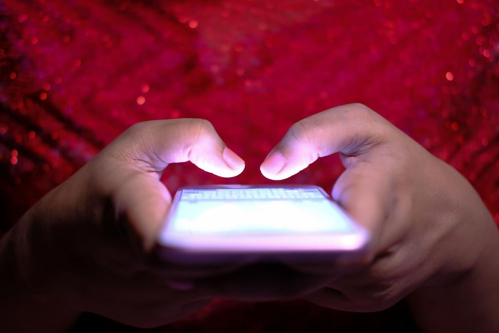 Générer de faux visuels parfaits (virements, SMS) ne demande plus de compétences techniques, rendant la capture d'écran caduque comme preuve autonome.