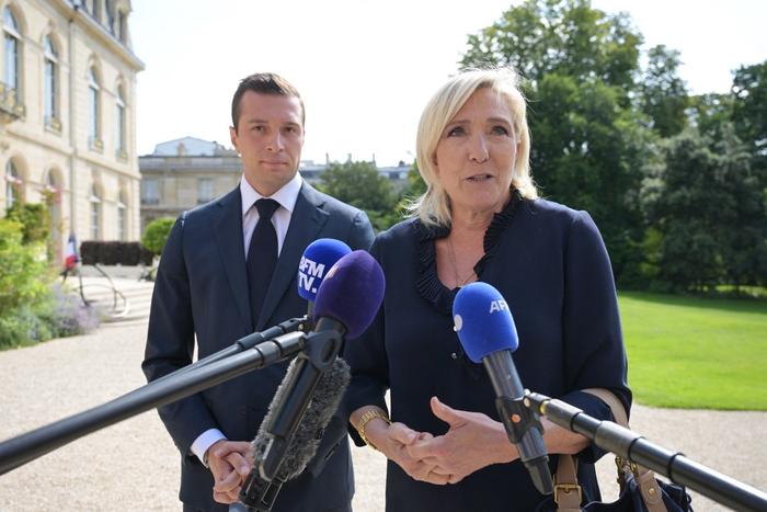 Marine Le Pen et Jordan Bardella s'exprimant devant les médias en 2023