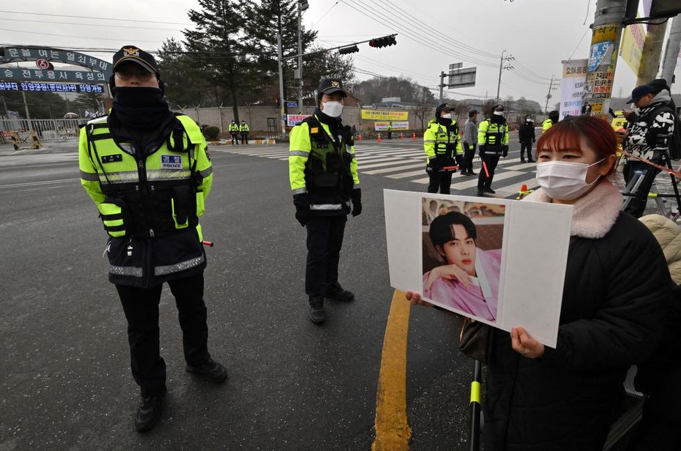 Jin, star du groupe BTS, a débuté son service militaire en Corée du Sud.