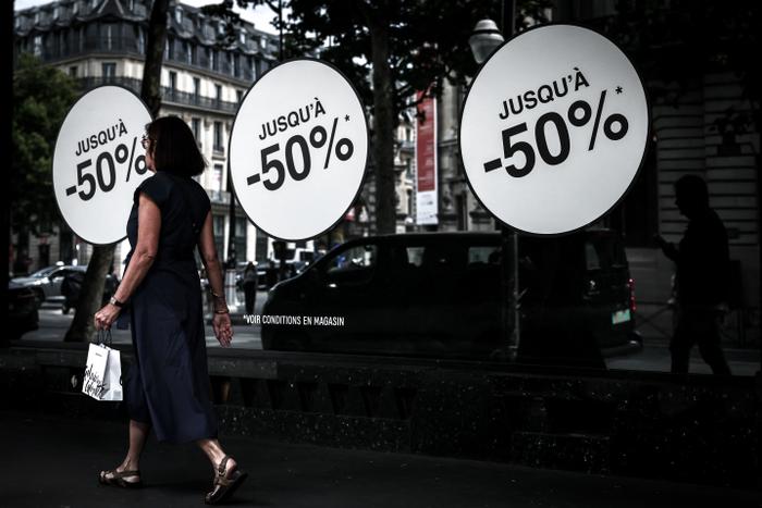 La vitrine d'un grand magasin annonçant des réductions allant jusqu'à 50 % pour le premier jour des soldes à Paris, le 25 juin 2025.
