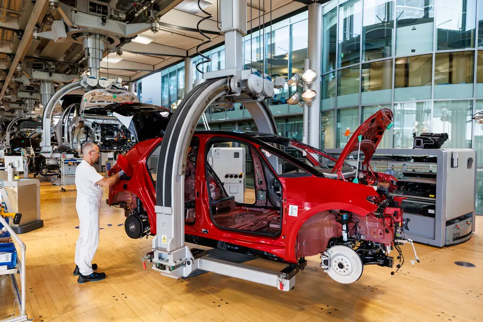 A Dresde, un ouvrier dans une usine Volkswagen