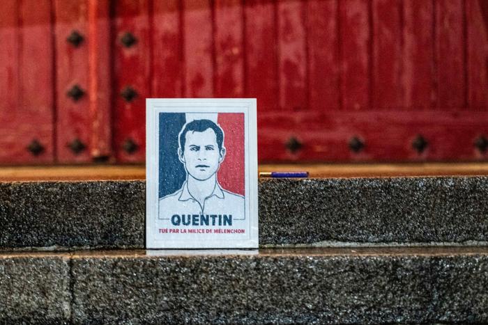 Une pancarte portant l'inscription « Quentin tué par la milice de Mélenchon » est affichée sur un escalier lors d'une cérémonie d'hommage à Quentin Deranque, à Nantes, le 18 février 2026.