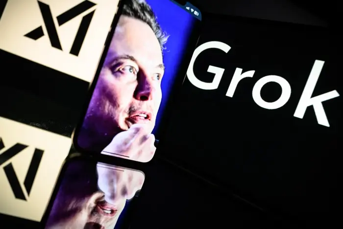 Le logo de Grok, un chatbot d'intelligence artificielle générative développé par xAI, à côté de son fondateur, Elon Musk.