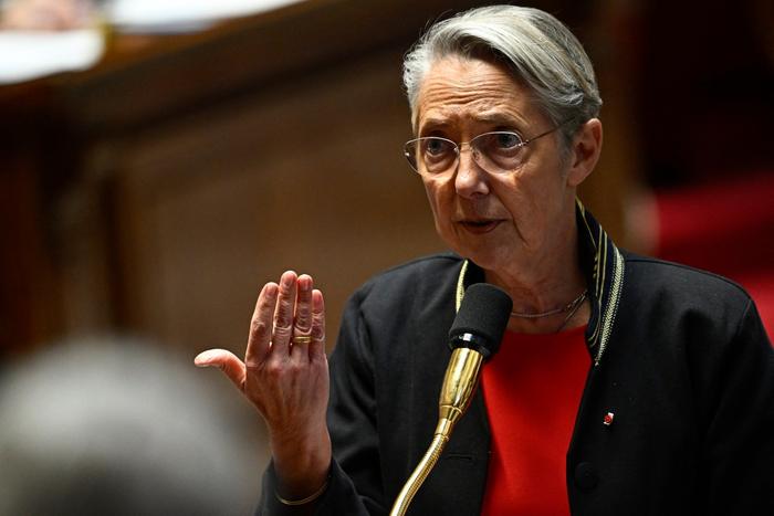 La ministre de l'Education nationale, de l'Enseignement supérieur et de la Recherche, Elisabeth Borne, s'adresse aux parlementaires lors de la séance des questions au gouvernement à l'Assemblée nationale, à Paris, le 18 février 2025.