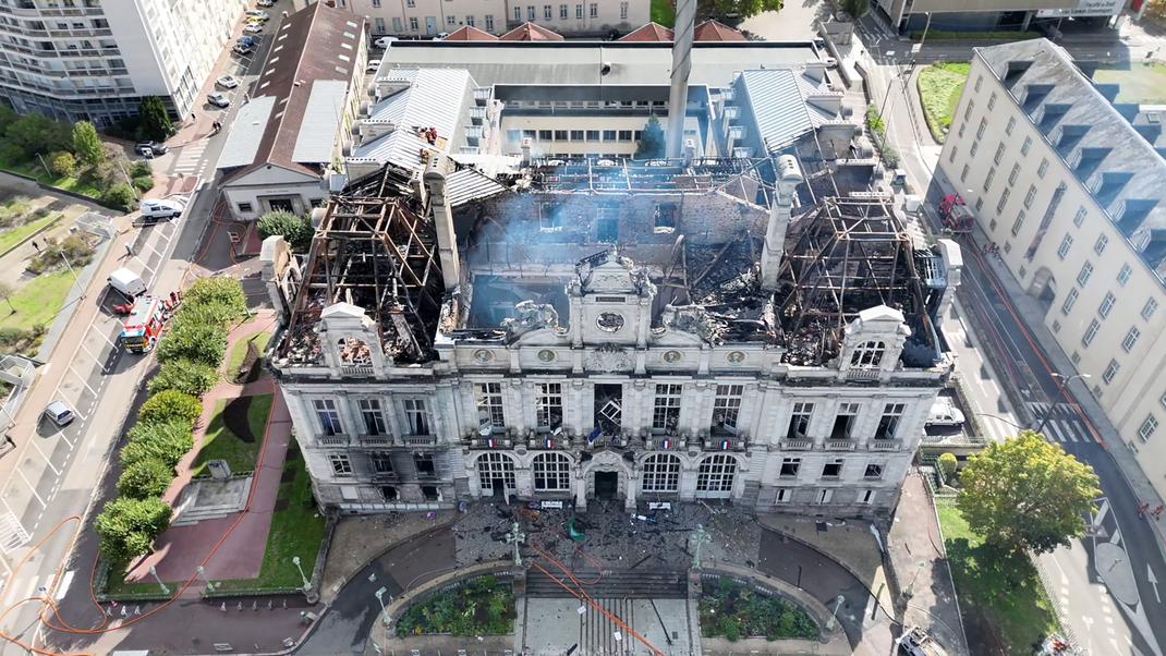 Cette capture d'écran d'une vidéo diffusée le 18 octobre 2026 par le SDIS 87 (service d'incendie et de secours de Haute-Vienne) montre l'hôtel de ville de Limoges détruit par les flammes, au lendemain des manifestations nationales contre le coût élevé de la vie.