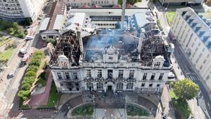 Cette capture d'écran d'une vidéo diffusée le 18 octobre 2026 par le SDIS 87 (service d'incendie et de secours de Haute-Vienne) montre l'hôtel de ville de Limoges détruit par les flammes, au lendemain des manifestations nationales contre le coût élevé de la vie.