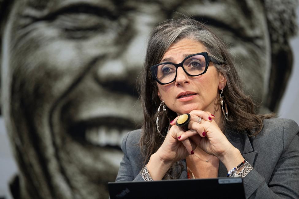 La rapporteuse spéciale des Nations Unies sur les territoires palestiniens occupés, Francesca Albanese, assise devant une image de Nelson Mandela, s'adresse à la presse après la présentation à distance de son dernier rapport à l'Assemblée générale de l'ONU, au Cap, le 28 octobre 2025.
