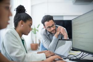 De plus en plus d’entreprises s’interrogent sur la façon d’intégrer la neurodiversité dans le quotidien professionnel.