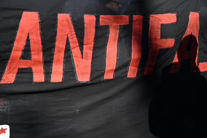 Une banderole lors d'une manifestation sous le slogan « Bloquer Alice Weidel » (la co-dirigeante du parti Alternative pour l'Allemagne, à Neu-Isenburg près de Francfort-sur-le-Main, dans l'ouest de l'Allemagne, le 1er février 2025.