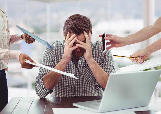 Un homme stressé sur son lieu de travail. (Image d'illustration)