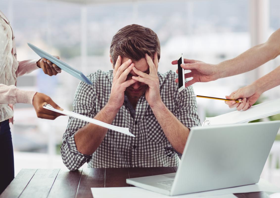 Un homme stressé sur son lieu de travail. (Image d'illustration)