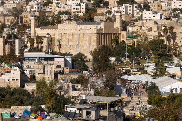 Des Israéliens marchent près de la mosquée Ibrahimi, connue des Juifs comme le Tombeau des Patriarches, lors d'un événement religieux annuel à Hébron, en Cisjordanie occupée.