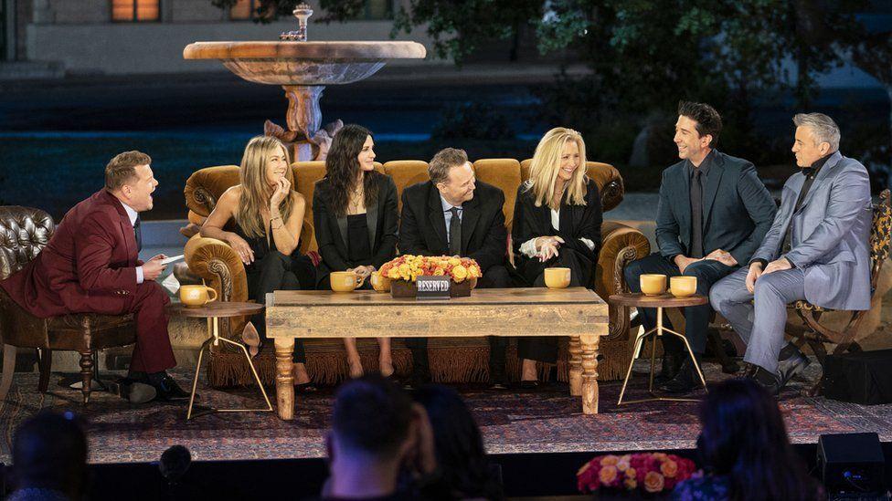 James Corden interviewe les six héros