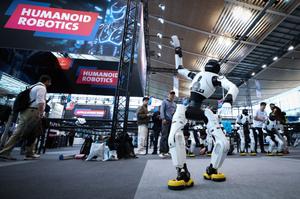 Un robot humanoïde danse au son de la musique lors du salon industriel de Hanovre, dédié à l'ingénierie mécanique et électrique et aux industries numériques, qui se tient à Hanovre, dans le nord de l'Allemagne, le 20 avril 2026.