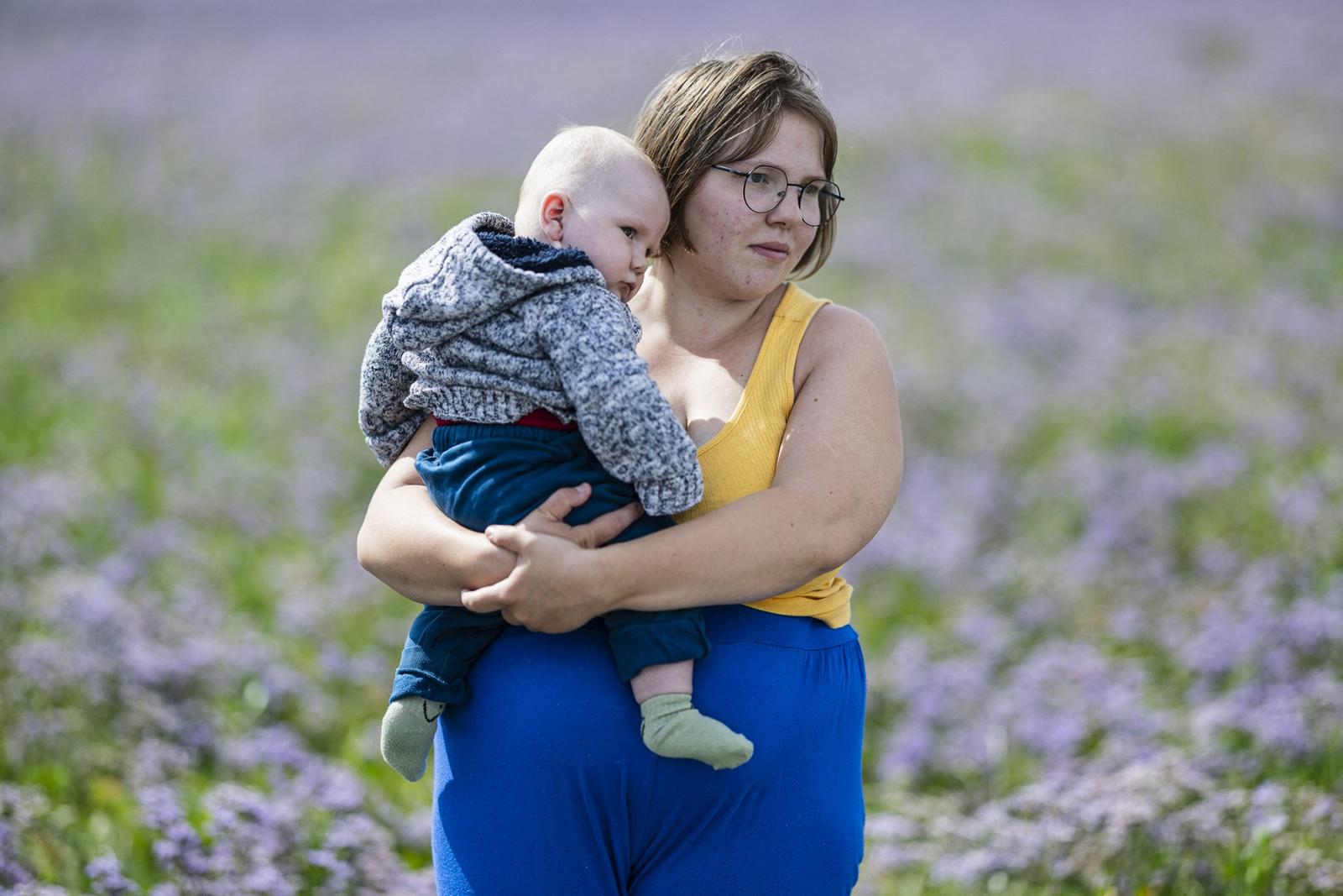 Une jeune mère de famille avec son fils dans la réserve naturelle du Bassin de Somme, au Crotoy, dans le nord de la France.