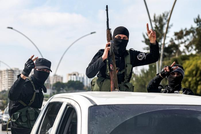 Des forces de sécurité fidèles au gouvernement syrien intérimaire dans la ville de Lattaquié, le 9 mars 2025.