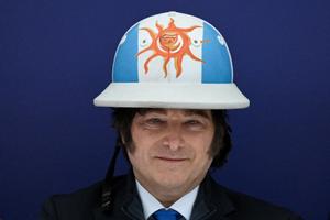 Javier Milei, coiffé d'un casque de Polo à l'occasion de l'open d'Argentine