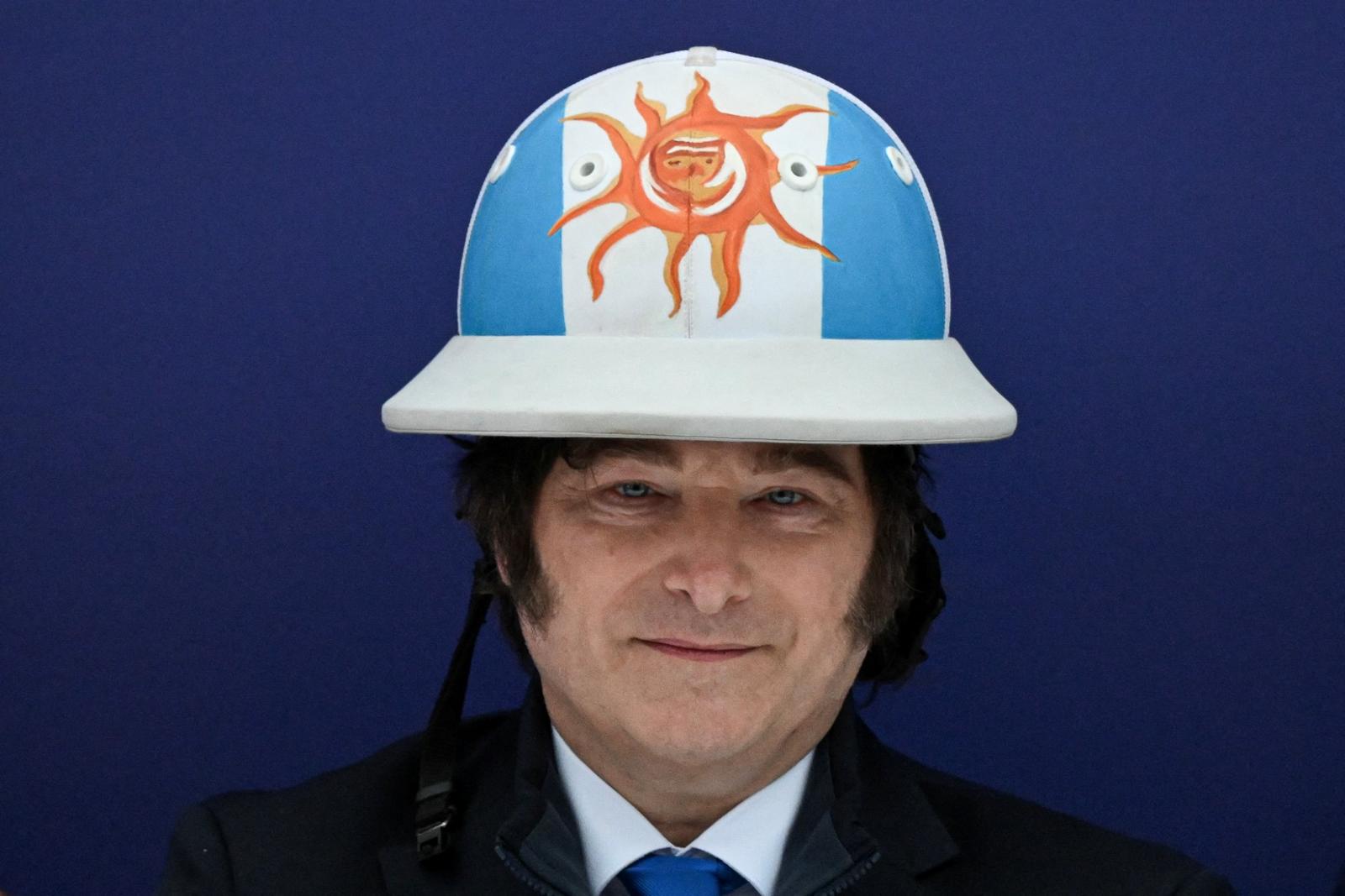 Javier Milei, coiffé d'un casque de Polo à l'occasion de l'open d'Argentine