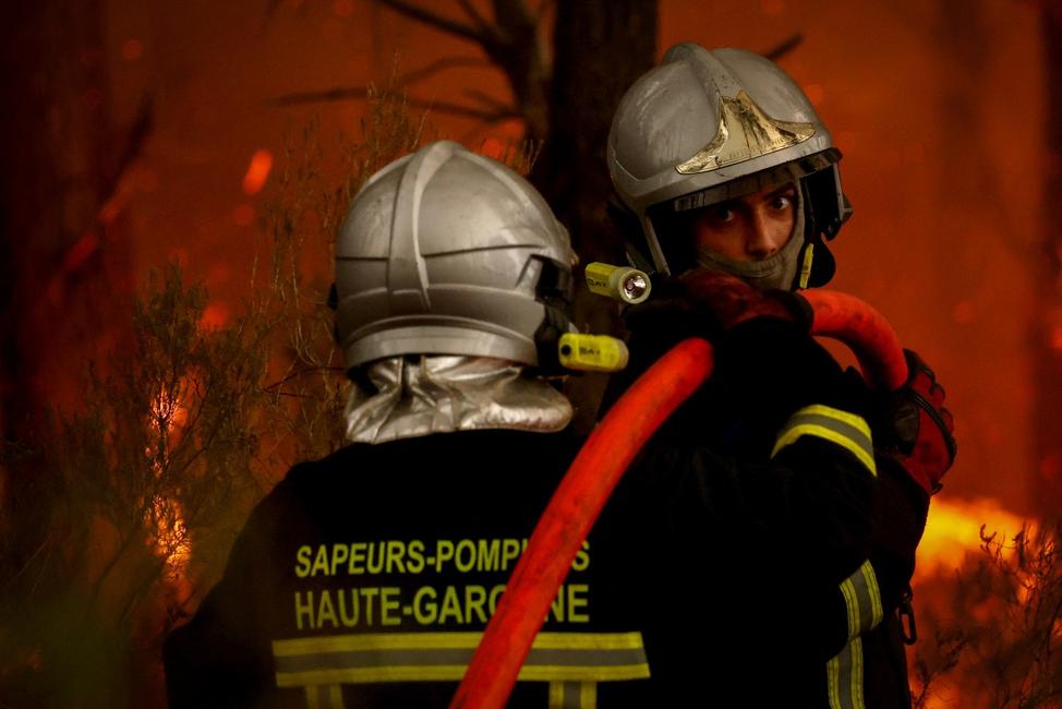 Des pompiers luttent contre un incendie de forêt à Saint-Jean-d'Illac, à une trentaine de kilomètres de Bordeaux, le 26 juillet 2026.