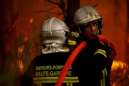 Des pompiers luttent contre un incendie de forêt à Saint-Jean-d'Illac, à une trentaine de kilomètres de Bordeaux, le 26 juillet 2026.