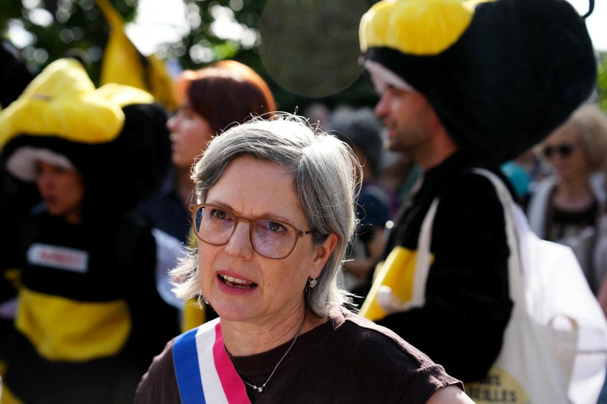 La députée du parti écologiste français, Sandrine Rousseau, s'adressant aux journalistes lors d'une manifestation organisée par plusieurs associations pour protester contre la « Loi d'Urgence Agricole »
