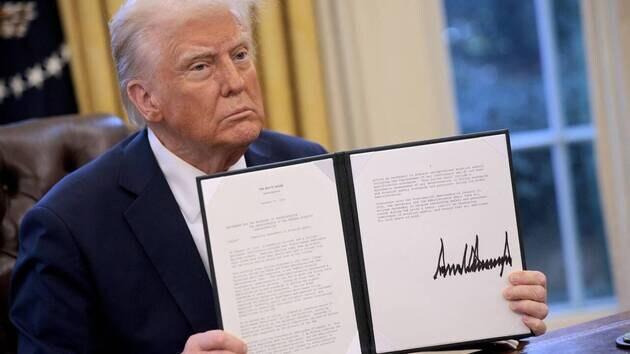 Donald Trump au moment de la signature de son ordonnance sur la fin de le discrimination positive dans les entreprises
