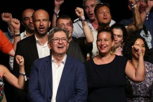 Jean-Luc Mélenchon et les membres de La France insoumise lors d'un meeting.