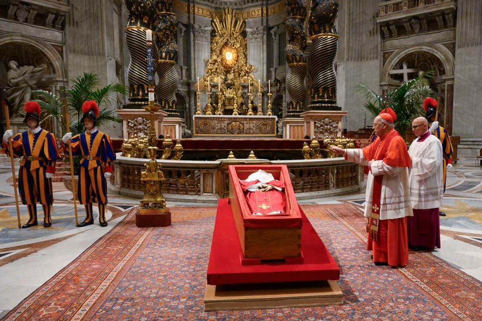 Kevin Farrell, cardinal camerlingue, lors du rite de la Velatio avant de sceller le cercueil du pape François, à la veille de ses funérailles au Vatican.