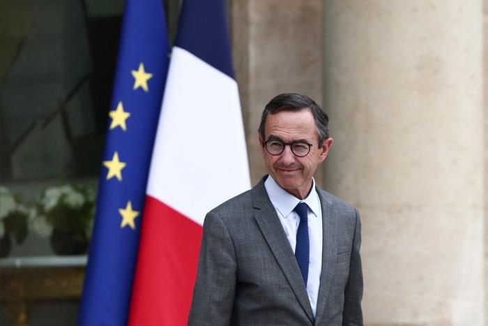 Le ministre français de l'Intérieur Bruno Retailleau quitte le conseil des ministres hebdomadaire au palais présidentiel de l'Elysée à Paris, le 12 juin 2025.