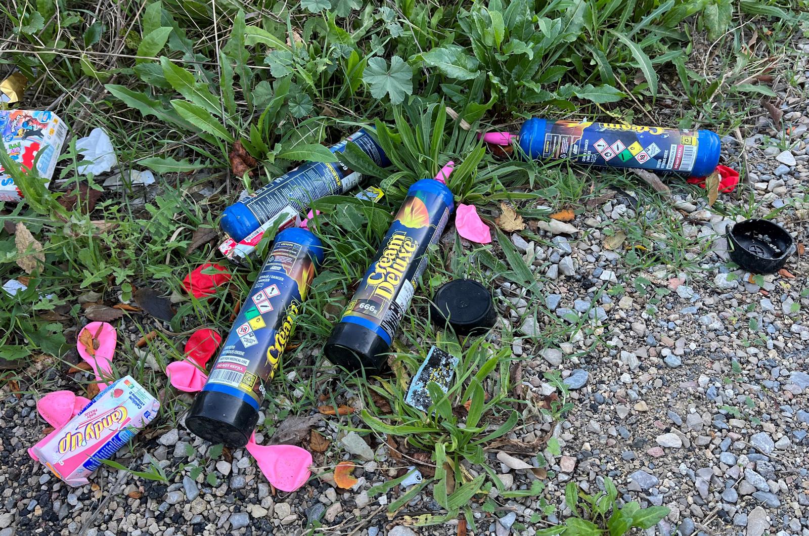 Cette photo prise le 22 novembre 2023 montre des ballons gonflables et des bonbonnes de protoxyde d’azote, communément appelé gaz hilarant, dans une rue de Montpellier, dans le sud de la France.