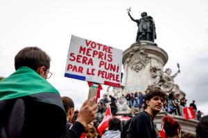Une personne tient une pancarte sur laquelle on peut lire « votre mépris sera puni par le peuple » lors d'une manifestation sur la place de la République à Paris, le 10 septembre 2025.