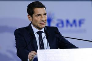  Le maire de Cannes, David Lisnard, prononce un discours lors du 106e Congrès des maires organisé par l'Association des maires de France (AMF) à Paris, le 21 novembre 2024. 